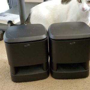 Pare of two bluetooth speakers plug in or battery